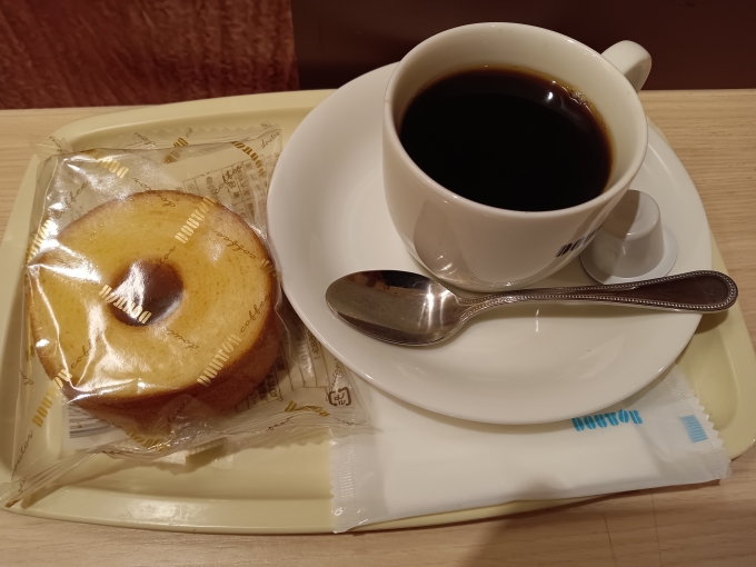 鉄道乗車記録の写真:旅の思い出(6)        「ドトールコーヒー渋谷センター街店で購入したブレンドコーヒーとバウムクーヘン」