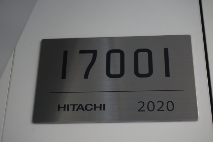 鉄道乗車記録の写真:車両銘板(5)     「東京メトロ 17001」