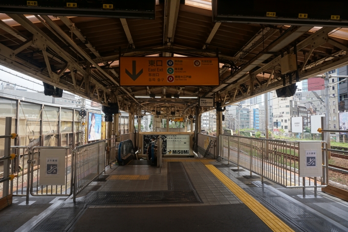 鉄道乗車記録の写真:駅舎・駅施設、様子(7)        「飯田橋駅東口に行く階段」