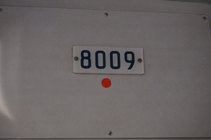 鉄道乗車記録の写真:車両銘板(3)        「東京メトロ 8009」