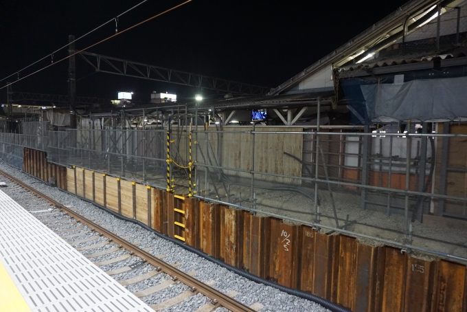 鉄道乗車記録の写真:駅舎・駅施設、様子(4)        「右側の建物が2024年5月11日まで使用していた上り方面ホーム」