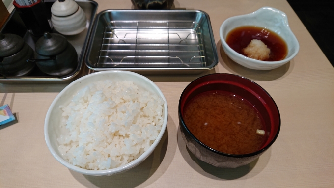 鉄道乗車記録の写真:旅の思い出(17)        「博多天ぷら北里、肉店定食のご飯と汁物」