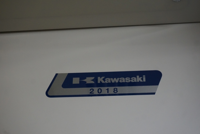 鉄道乗車記録の写真:車両銘板(9)        「Kawasaki2018」