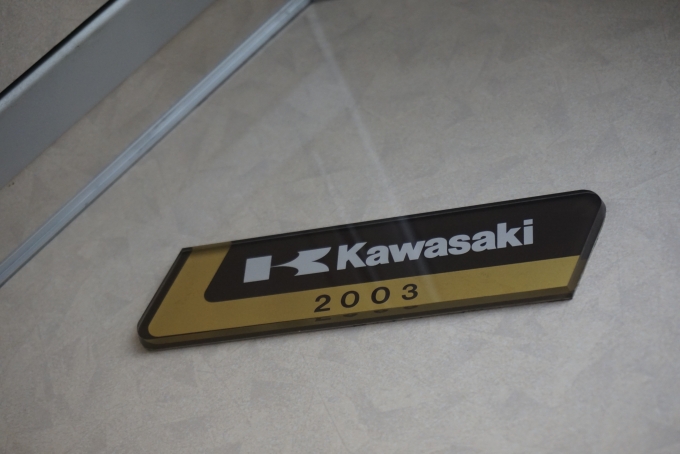 鉄道乗車記録の写真:車両銘板(3)        「Kawasaki2003」