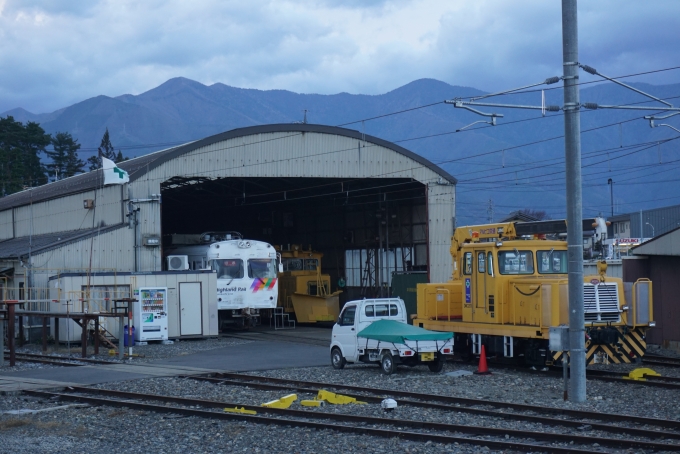 鉄道乗車記録の写真:駅舎・駅施設、様子(10)        「新村駅ホームから撮影した車庫」