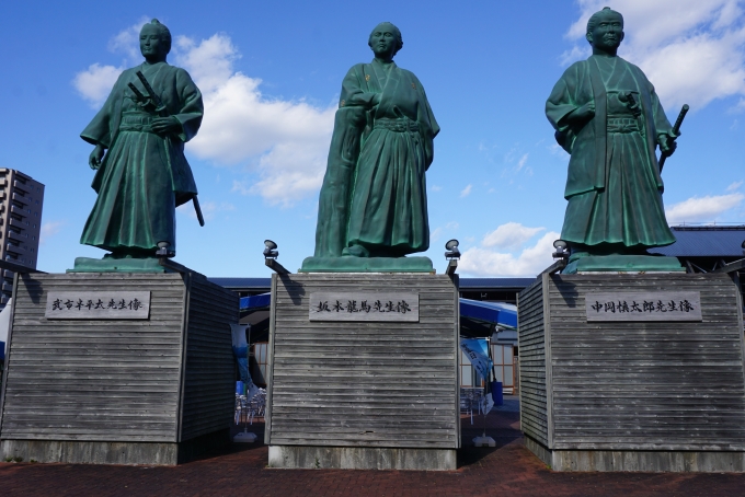 鉄道乗車記録の写真:旅の思い出(19)        「高知駅前にある3人の先生像」