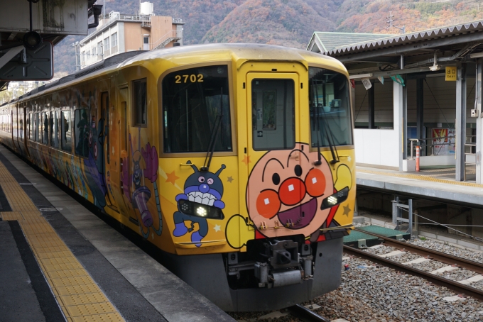 鉄道乗車記録の写真:乗車した列車(外観)(1)          「JR四国 2702」