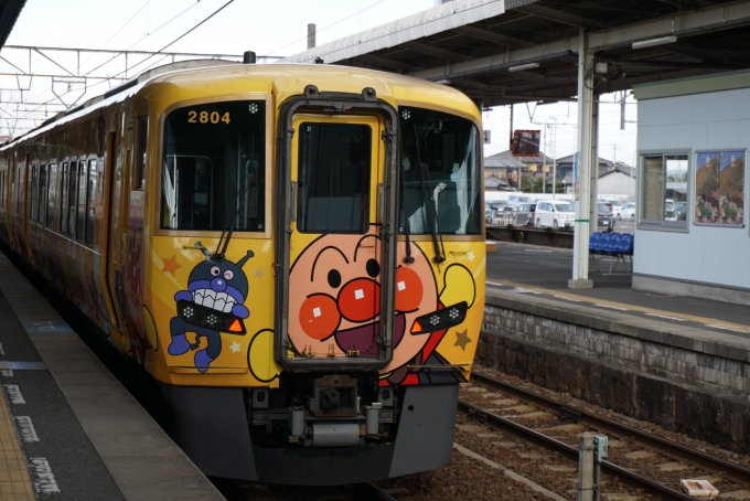鉄道乗車記録の写真:乗車した列車(外観)(9)        「JR四国 2804」