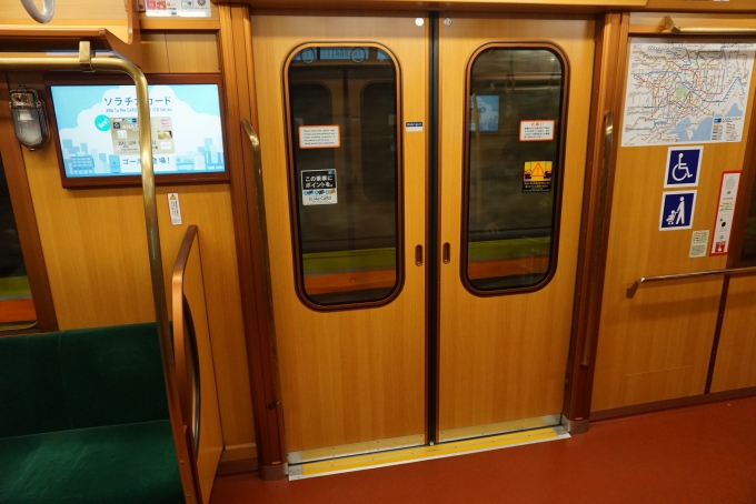 鉄道乗車記録の写真:車内設備、様子(7)        「東京メトロ 1040のドア」