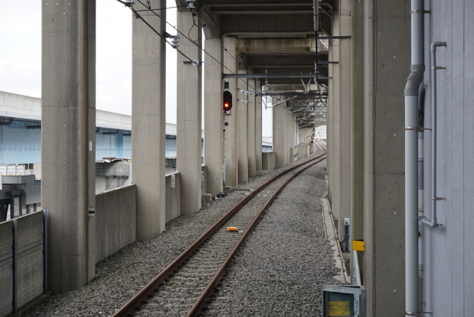 鉄道乗車記録の写真:駅舎・駅施設、様子(4)        「新木場駅ホームから見える舞浜側に向かう線路」