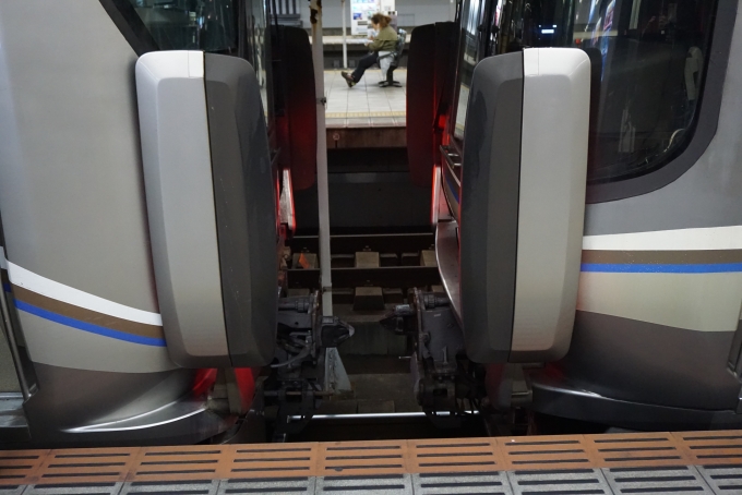 鉄道乗車記録の写真:乗車した列車(外観)(5)        「JR西日本 クモハ225-4と
JR西日本 クハ222-2020
車両切り離し」