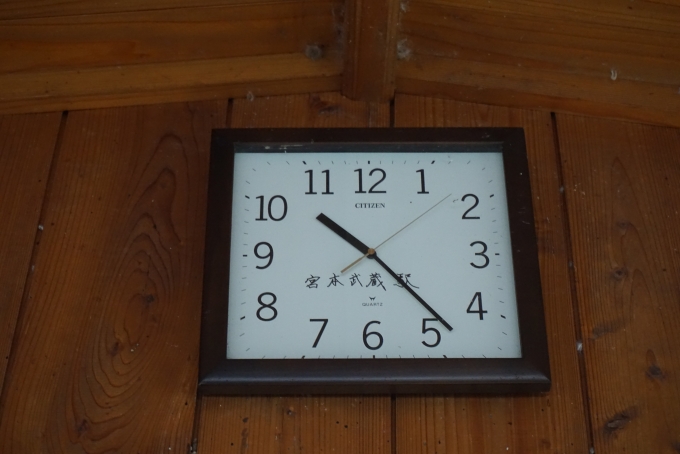 鉄道乗車記録の写真:駅舎・駅施設、様子(21)        「宮本武蔵駅待合室にある時計」