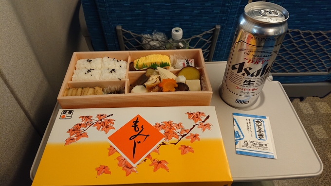 鉄道乗車記録の写真:駅弁・グルメ(10)        「もみじ弁当中身とビール」