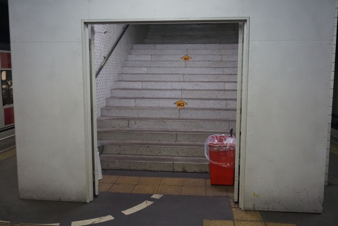 鉄道乗車記録の写真:駅舎・駅施設、様子(25)        「旧成田空港駅の階段」