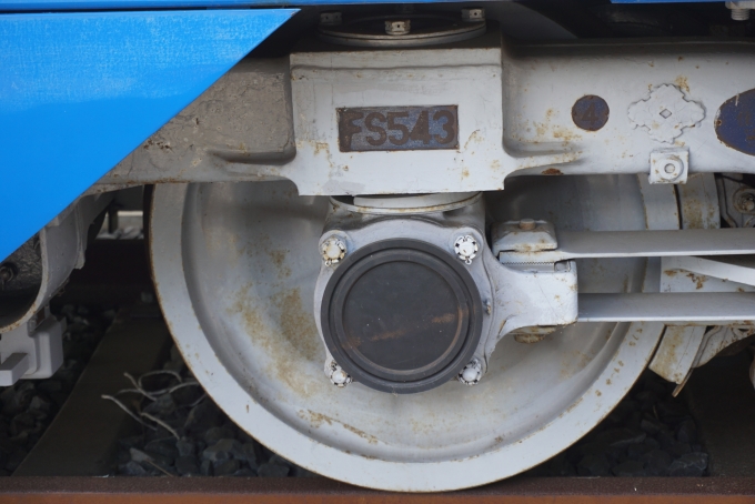 鉄道乗車記録の写真:列車・車両の様子(未乗車)(9)        「京成電鉄 AE-161のタイヤと車軸
撮った写真を京成のスタッフに見せた上でタイヤと車軸をどうやって固定したかを聞くとベアリングと針状ころ軸受で固定していると言っていました。」
