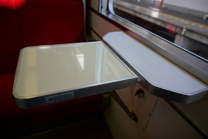 鉄道乗車記録の写真:車内設備、様子(3)        「東武鉄道 6155車内のテーブル」