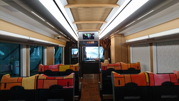 鉄道乗車記録の写真:車内設備、様子(3)        「カラフルな座席」
