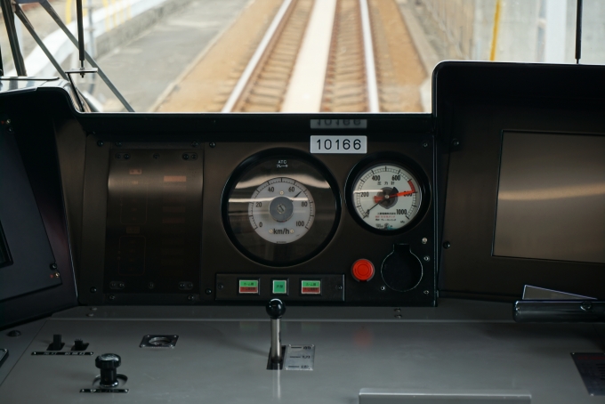 鉄道乗車記録の写真:車内設備、様子(6)        「横浜市交通局 10166
70kmで走行中」