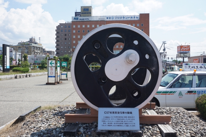 鉄道乗車記録の写真:旅の思い出(28)        「会津若松駅前にあるC57形蒸気機関車の動輪」