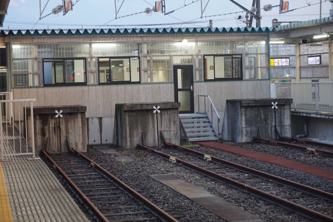 鉄道乗車記録の写真:駅舎・駅施設、様子(47)        「会津若松駅1と2番線にある車止め」