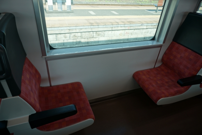 鉄道乗車記録の写真:車内設備、様子(8)        「JR東日本 GV-E402-11座席」