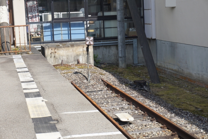 鉄道乗車記録の写真:駅舎・駅施設、様子(2)        「会津田島駅1番線にある車止め」