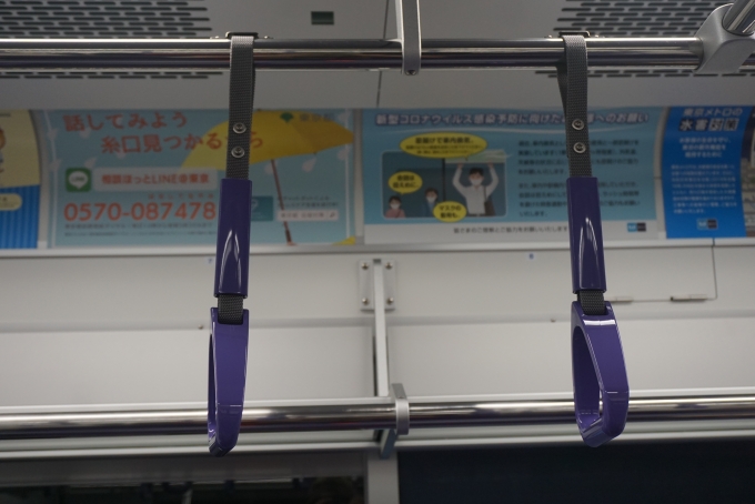 鉄道乗車記録の写真:車内設備、様子(11)        「東京メトロ 18101
つり革1」