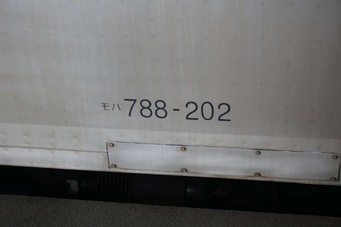 鉄道乗車記録の写真:車両銘板(5)        「JR北海道 モハ788-202」
