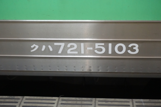 鉄道乗車記録の写真:車両銘板(4)        「JR北海道 クハ721-5103」