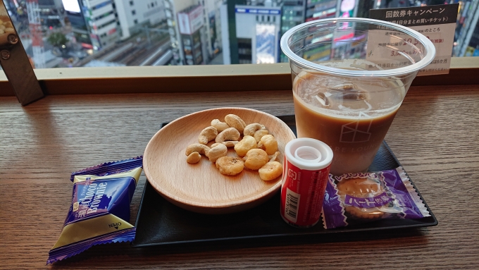 鉄道乗車記録の写真:旅の思い出(6)        「渋谷スクランブルスクエアシェアラウンジのフリードリンクとお菓子」