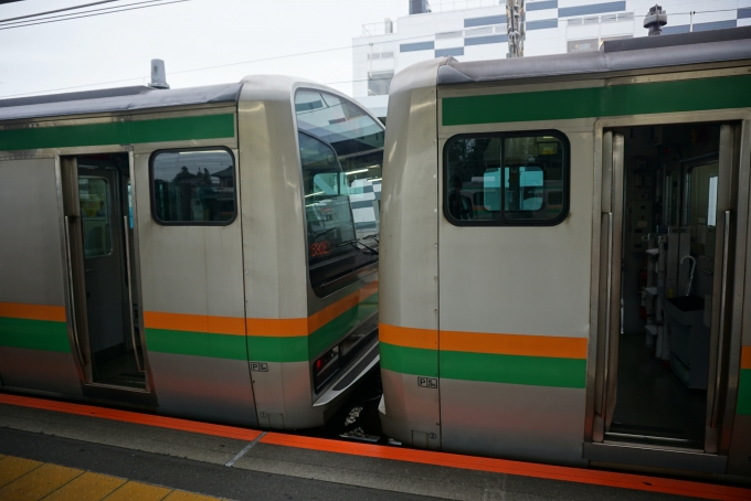 鉄道乗車記録の写真:乗車した列車(外観)(4)        「JR東日本 クハE230-6026と
JR東日本 クハE231-6040
籠原駅で車両切り離し」