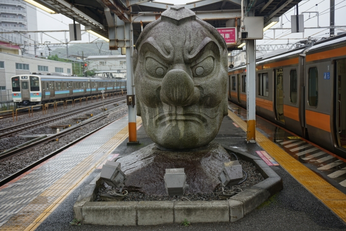 鉄道乗車記録の写真:駅舎・駅施設、様子(5)        「JR高尾駅3と4番線にある顔」
