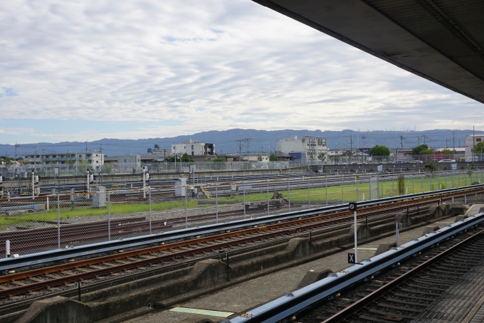 鉄道乗車記録の写真:駅舎・駅施設、様子(8)        「八尾南駅ホームとなりにある車庫」