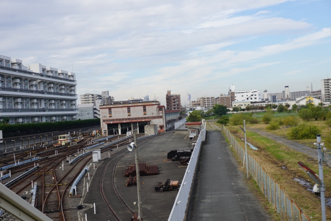 鉄道乗車記録の写真:駅舎・駅施設、様子(12)        「八尾南駅にある車庫」