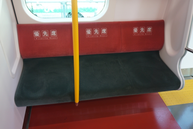 鉄道乗車記録の写真:車内設備、様子(12)        「JR東日本 クモハE131-501の優先席」