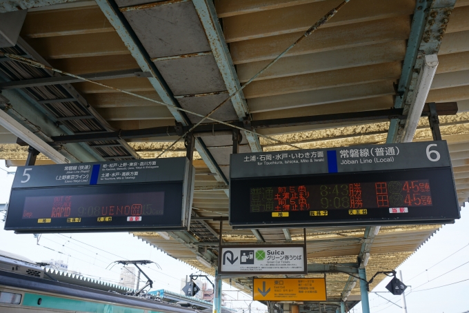鉄道乗車記録の写真:駅舎・駅施設、様子(2)        「JR取手駅5と6番線案内」
