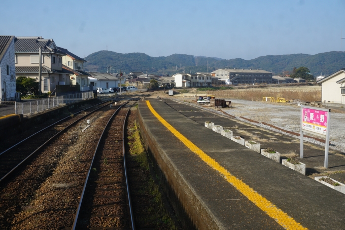 鉄道乗車記録の写真:駅舎・駅施設、様子(14)        「愛野駅ホーム」