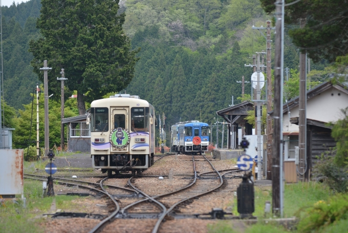 鉄道乗車記録の写真:列車・車両の様子(未乗車)(1)          「岩村駅に進入する10D　アケチ10形10を後撃ちです。
ライトを消されたら、尾灯も点いていない！！
反対側から、7009D「大正ロマン1号」が入線です。」
