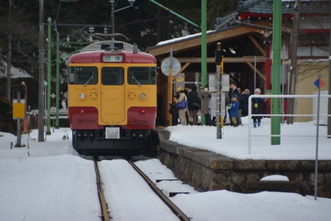 鉄道乗車記録の写真:列車・車両の様子(未乗車)(1)     「弥彦駅にて、115系復活弥彦色」