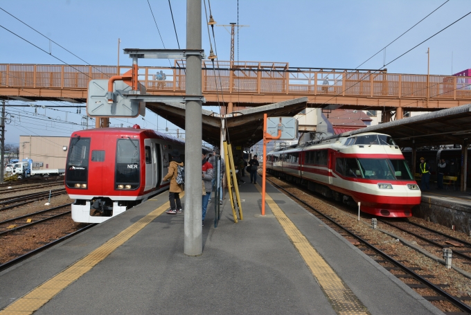 鉄道乗車記録の写真:乗車した列車(外観)(1)     「上りの2100系「スノーモンキー」と1000系「ゆけむり」の並びです。
」