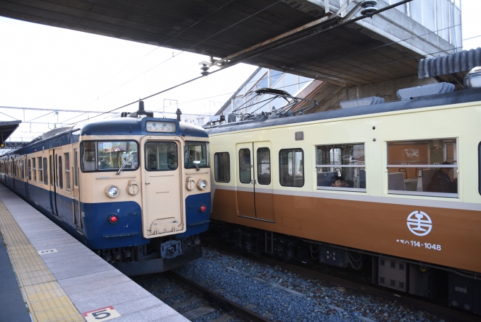 鉄道乗車記録の写真:乗車した列車(外観)(1)          「115系スカ色と、横に止まるは115系台湾自強号色の並びです。」