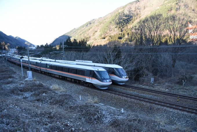 鉄道乗車記録の写真:乗車した列車(外観)(1)     「383系による、1001M　「WVしなの1号」と、1004M「WVしなの4号」のすれ違いです。」