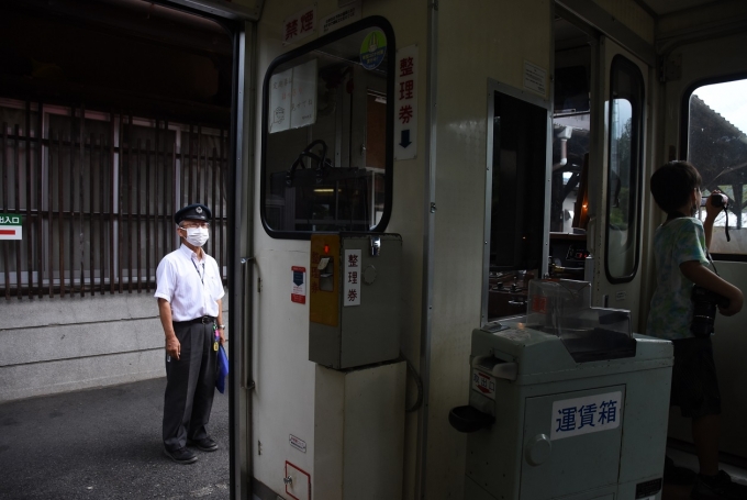 鉄道乗車記録の写真:車内設備、様子(1)        「岩村駅にて、反対列車との交換の間、運転士さんと駅員さんの様子」