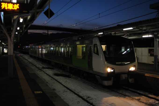 鉄道乗車記録の写真:乗車した列車(外観)(1)     「岡谷駅にて乗り換え時に撮影」