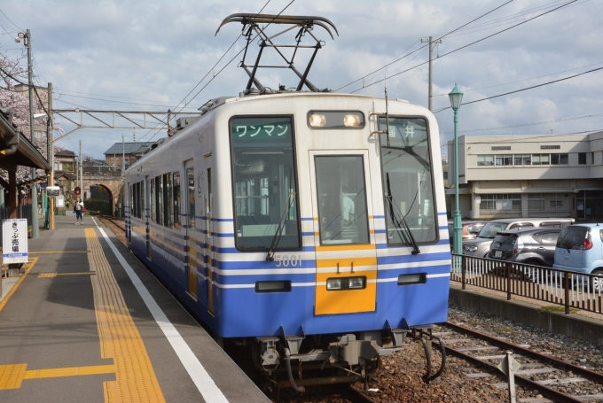 鉄道乗車記録の写真:乗車した列車(外観)(1)     「乗車したえちぜん鉄道MC5001形を終点の三国港駅にて」