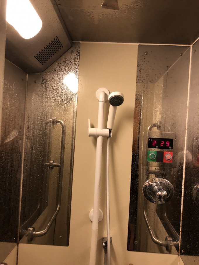 鉄道乗車記録の写真:車内設備、様子(3)        「シャワー室内部
「シャワールーム洗浄ボタン」を押したあと、しばらくしたら轟音とともに乾燥されるので所見の人は注意が必要です。」
