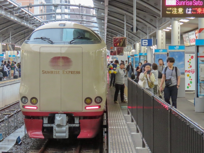鉄道乗車記録の写真:乗車した列車(外観)(6)     「終着高松に到着。
たくさんの人がサンライズ号を撮影していました。」