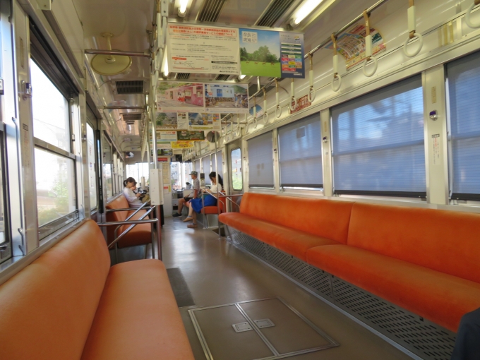 鉄道乗車記録の写真:車内設備、様子(2)        「座席のシートはオレンジ色でした。」