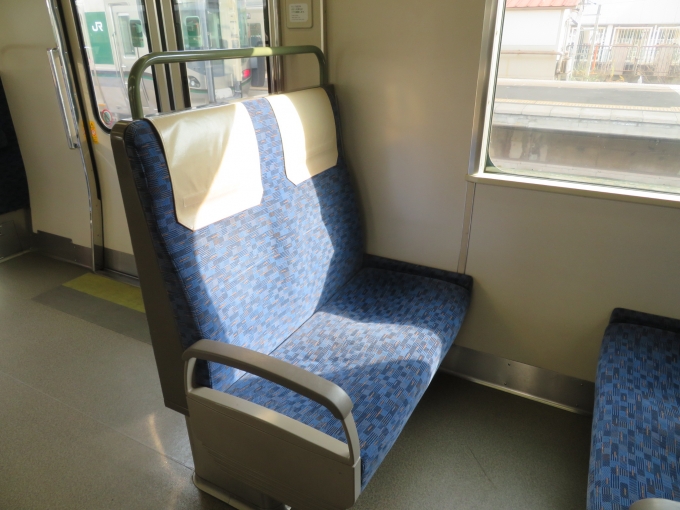 鉄道乗車記録の写真:車内設備、様子(10)        「車端部の座席はボックスシートになっています」