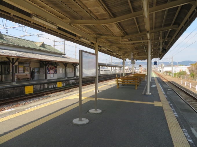 鉄道乗車記録の写真:駅舎・駅施設、様子(8)        「南部は2面3線の駅です」